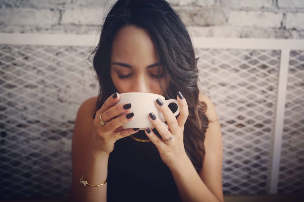 mujer bebiendo te oolong