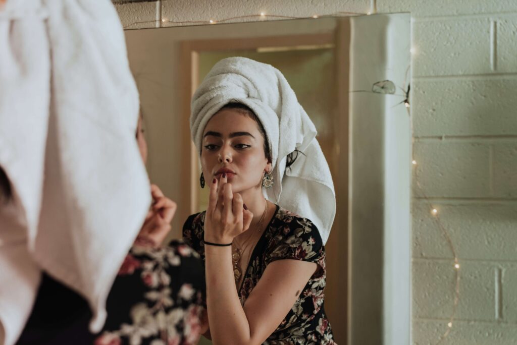 mujer lavando la cara