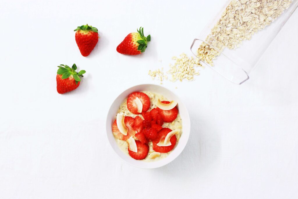 bol de avena con fresas