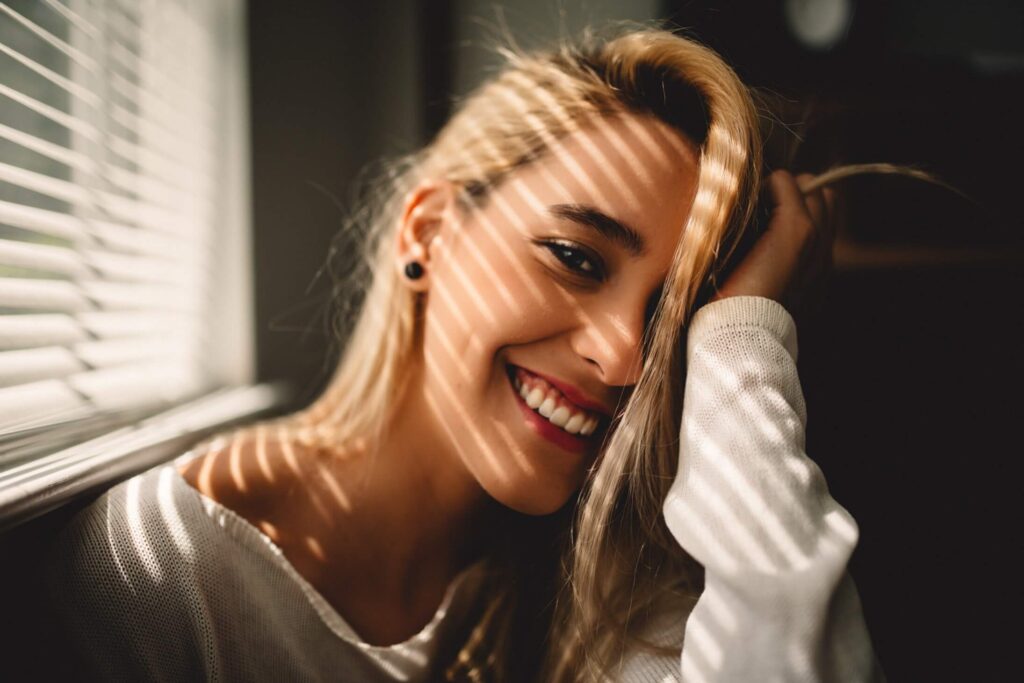 mujer sonriendo 