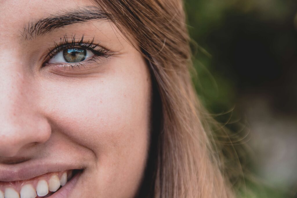 mujer sonriendo