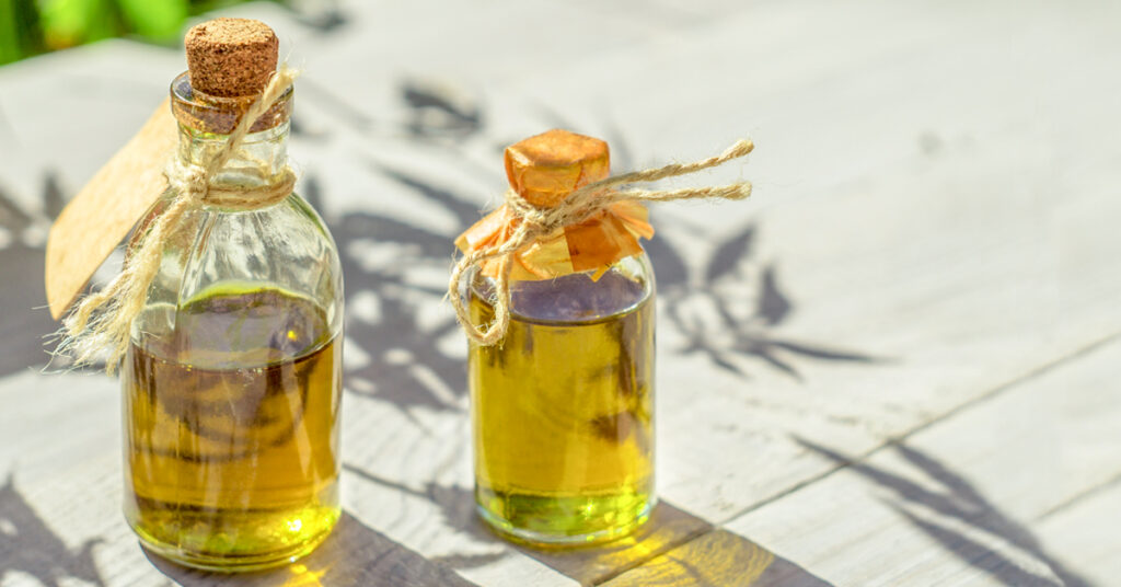 dos botellas de aceite de cañamo