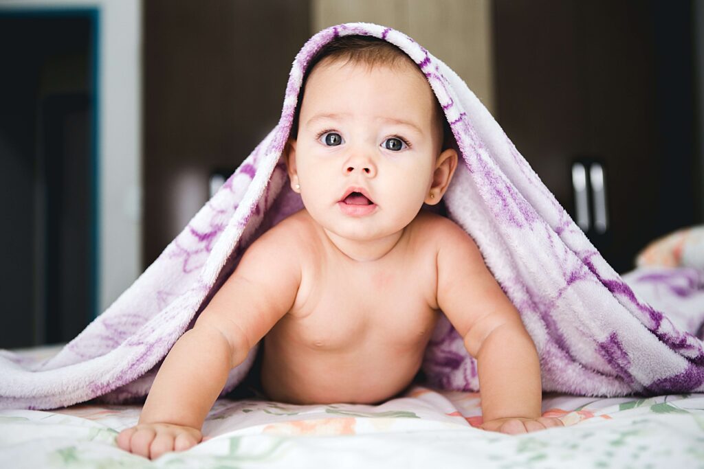 bebe en la cama